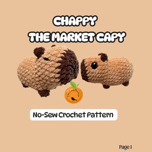 Könnte beinhalten: Zwei gehäkelte Capybaras, eines nach links und das andere nach rechts gerichtet, mit dem Text "CHAPPY THE MARKET CAPY" darüber. Darunter steht "No-Sew Crochet Pattern". Der Hintergrund ist hellbraun.