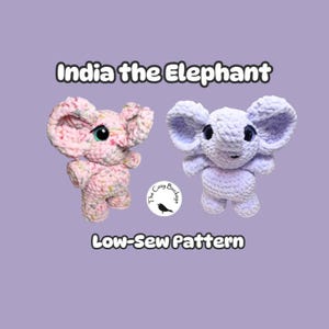 Puede incluir: Dos juguetes de elefante de ganchillo, uno rosa y otro lavanda, con orejas grandes y ojos negros, están uno al lado del otro sobre un fondo morado. El texto "India the Elephant" y "Low-Sew Pattern" se muestran arriba y abajo de los elefantes.