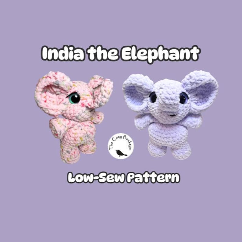 Puede incluir: Dos juguetes de elefante de ganchillo, uno rosa y otro lavanda, con orejas grandes y ojos negros, est&aacute;n uno al lado del otro sobre un fondo morado. El texto "India the Elephant" y "Low-Sew Pattern" se muestran arriba y abajo de los elefantes.