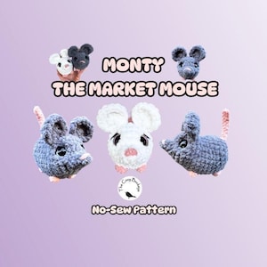 Op de afbeelding: Gehaakte pluche muizen in grijs en wit met grote oren, donkere ogen en roze neuzen. De tekst luidt MONTY THE MARKET MOUSE en No-Sew Pattern. Dit zachte, getextureerde speelgoed wordt in verschillende houdingen getoond.
