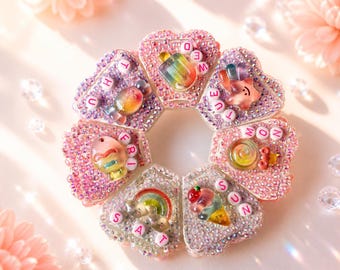 Organizador semanal de pastillas Kawaii con pedrería / Estuche para pastillas con diamantes de imitación / Organizador de medicamentos con temática de dulces / Caja de pastillas de viaje en tonos pastel, regalo para ella.