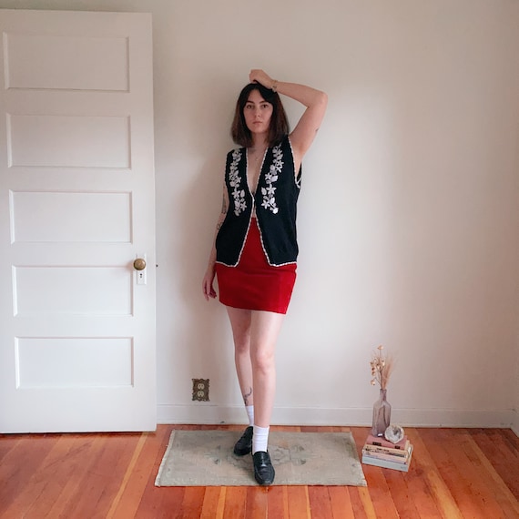 90s Floral Embroidered Sweater Vest | Black & Whit