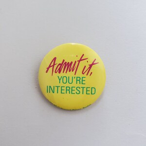 I GOTTA PEE pinback button badge novelty funny bathroom humor yellow I GOTTA PEE pinback button badge novelty funny bathroom humor yellow