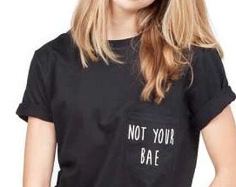 Koszulka z kieszenią Not Your Bae Tumblr z kieszenią po lewej stronie i naszywką