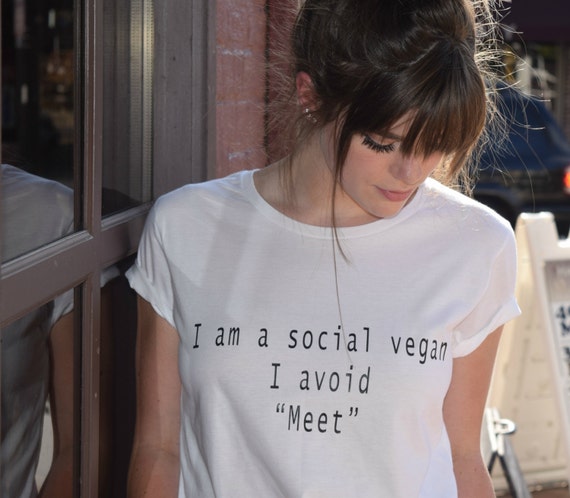 Vegan Vegetarier ES GIBT KEIN FLEISCH VON GLÜCKLICHEN TIEREN.. Girls Shirt