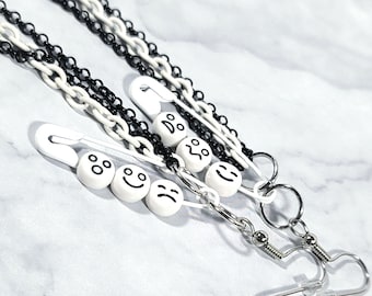 Pendientes punk con caras de emojis en blanco y negro con ganchos de acero inoxidable.