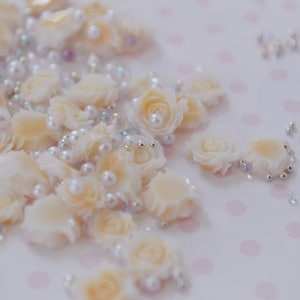 Tiny Mix 6 mm-9 mm ivoire rose blanc cassé fleur perle et breloque pour ongles en résine argentée cabochon Hime Kawaii Decoden - 1 jeu