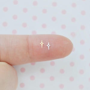 4 mm 極小かわいいメタリックゴールドまたはシルバー中空 4 ポイント スター メタル グリッター 樹脂 ネイルアート デコデン - 50 個セット