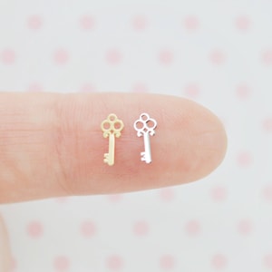 7 mm kleine gouden of zilveren kawaii Victoriaanse skeletsleutel metaal glitter hars benodigdheden Nail Art Decoden - set van 50