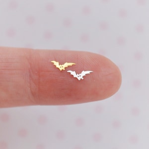 7 mm Tiny Kawaii Metallic Gold lub Silver Bat Metal Glitter Halloween Theme Żywica Materiały Nail Art Decoden - zestaw 50 sztuk