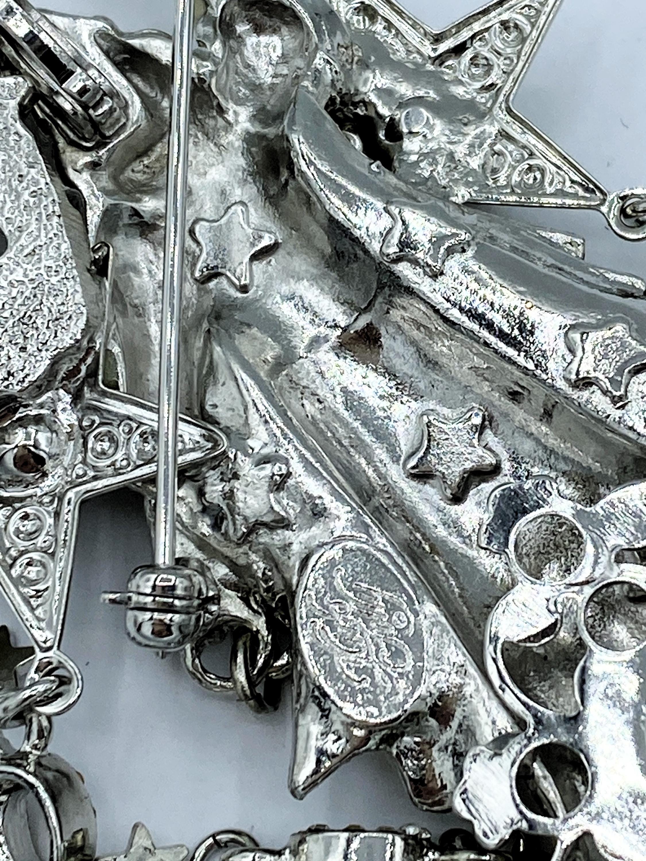 【美品】Kirks Folly カークスフォリー いて座 射手座 ブローチ Kirks Folly 2000 Silver-tone Rhinestone & Enamel Wizard Stars Sun