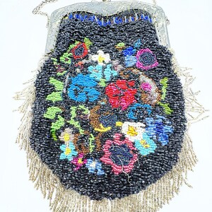 Monedero antiguo de cuentas multicolor con marco plateado con ciervos, pájaros y flores