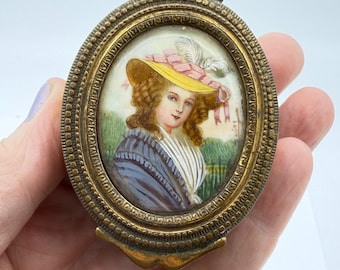 Caixa de joias antiga em bronze francês com retrato pintado e assinado de mulher sorridente
