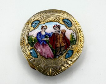 Compacto italiano de latón dorado con escena de cortejo esmaltada vintage.