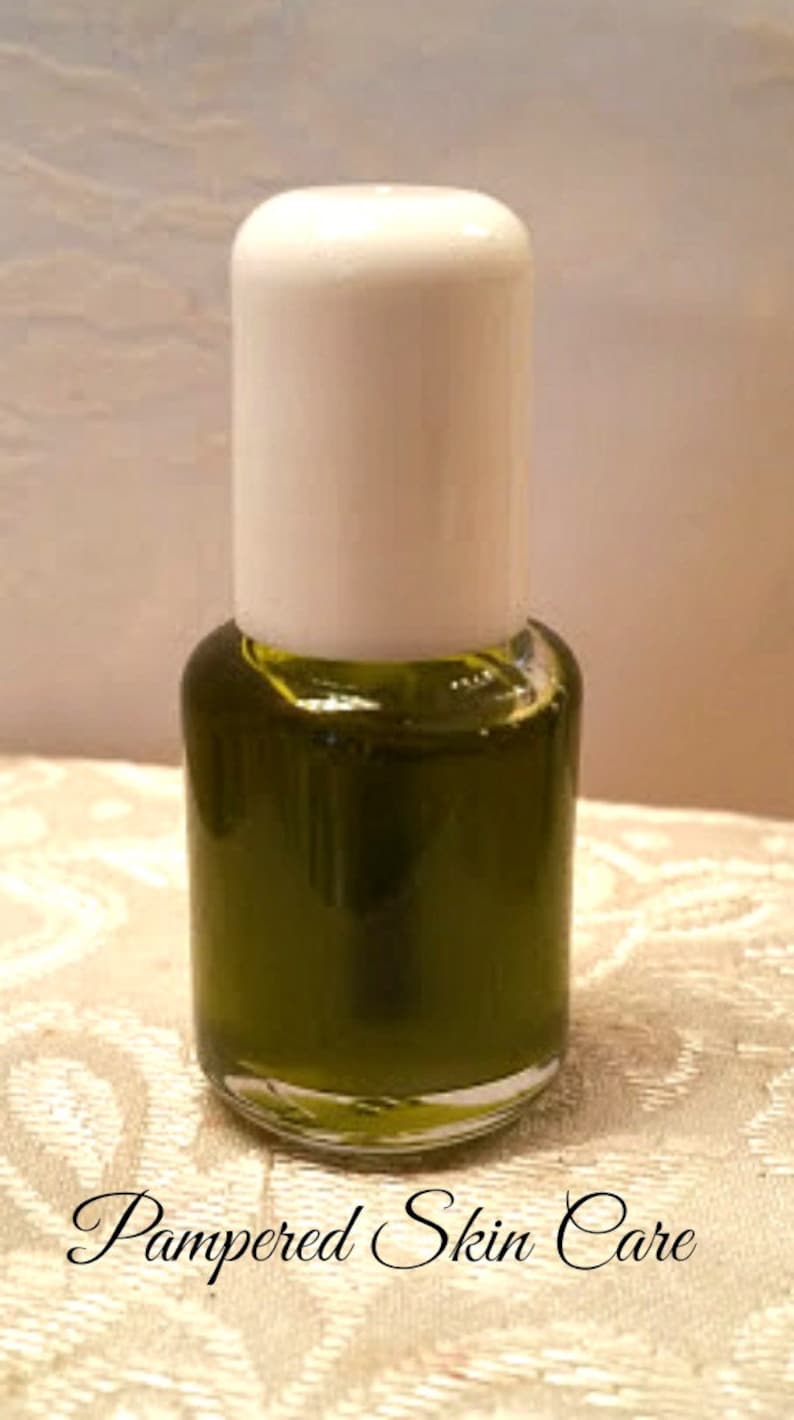 Pu&ograve; includere: Un piccolo flacone di vetro trasparente con un tappo bianco riempito di un liquido verde scuro. La bottiglia &egrave; etichettata "Pampered Skin Care".