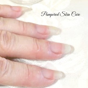 Pu&ograve; includere: Primo piano di unghie nude su una mano, che mostra la forma e la lunghezza naturale delle unghie. Le unghie sono pulite e non smaltate.