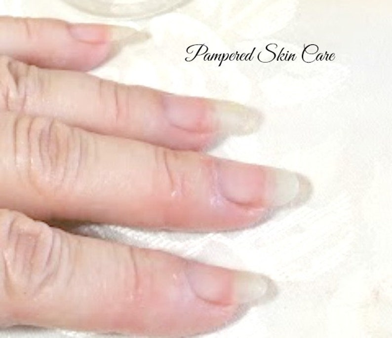 Pu&ograve; includere: Primo piano di unghie nude su una mano, che mostra la forma e la lunghezza naturale delle unghie. Le unghie sono pulite e non smaltate.