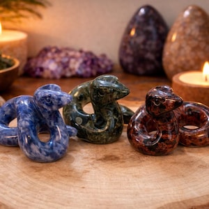 Figura de serpiente de cristal tallada / Sodalita, jaspe Kambaba, obsidiana caoba