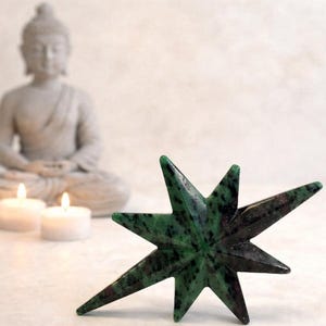 Rubin w gwieździe zoisytu | Rzeźba gwiazdy z 8 punktami kryształu | Wyjątkowy prezent kryształowy