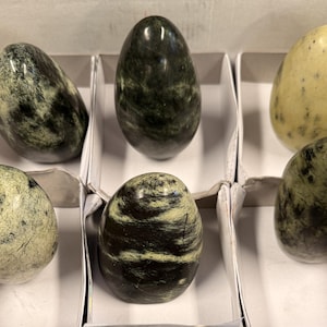 Wholesale Crystals Tray | 6 Standing Spotted Serpentine Freeforms | Green Serpentine Crystals from Zimbabwe