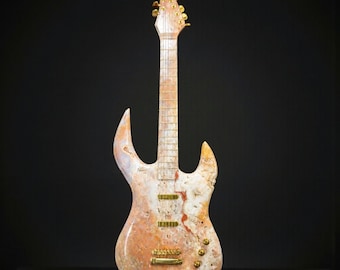 Scultura di chitarra in ametista rosa su base di geode di ametista abbinata / Grande statua di cristallo proveniente dal Brasile