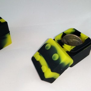1 x 11ml Lego Non Stick silicone storage containers(yellow/black)