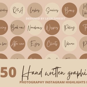 Op de afbeelding: Een set van 50 handgeschreven afbeeldingen voor Instagram-highlight-pictogrammen. De afbeeldingen zijn in een lichtbruin en beige kleurenschema en bevatten tekst zoals "Lash Bar", "Mega Volume", "Pricing" en "Book Now!"