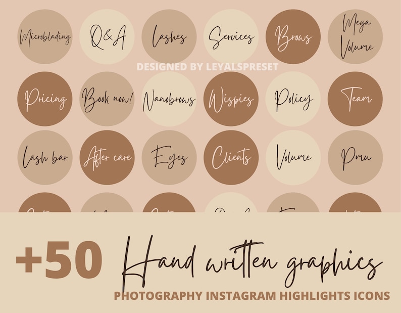 Op de afbeelding: Een set van 50 handgeschreven afbeeldingen voor Instagram-highlight-pictogrammen. De afbeeldingen zijn in een lichtbruin en beige kleurenschema en bevatten tekst zoals "Lash Bar", "Mega Volume", "Pricing" en "Book Now!"