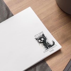 Könnte beinhalten: Eine weiße Karte mit einer Schwarzweißillustration einer Katze mit dem Text "Es ist in Ordnung, alles ist in Ordnung".