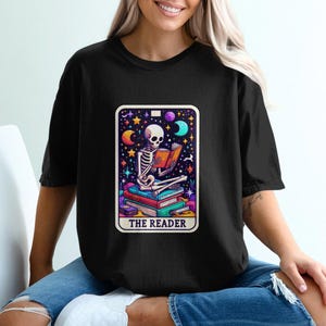 Camiseta inspirada en la carta del tarot de esqueleto, camiseta gráfica única, diseño mágico, elementos celestiales, regalo para amantes de los libros, camiseta informal genial