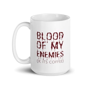 以下が含まれることがあります： 赤い文字で「BLOOD OF MY ENEMIES (OK IT'S COFFEE)」と書かれた白いセラミック製のコーヒーカップ