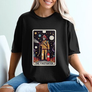 Maglietta grafica con tarocchi dei pompieri, maglietta pompiere in stile vintage, regalo pompiere unico, maglietta di apprezzamento dei pompieri