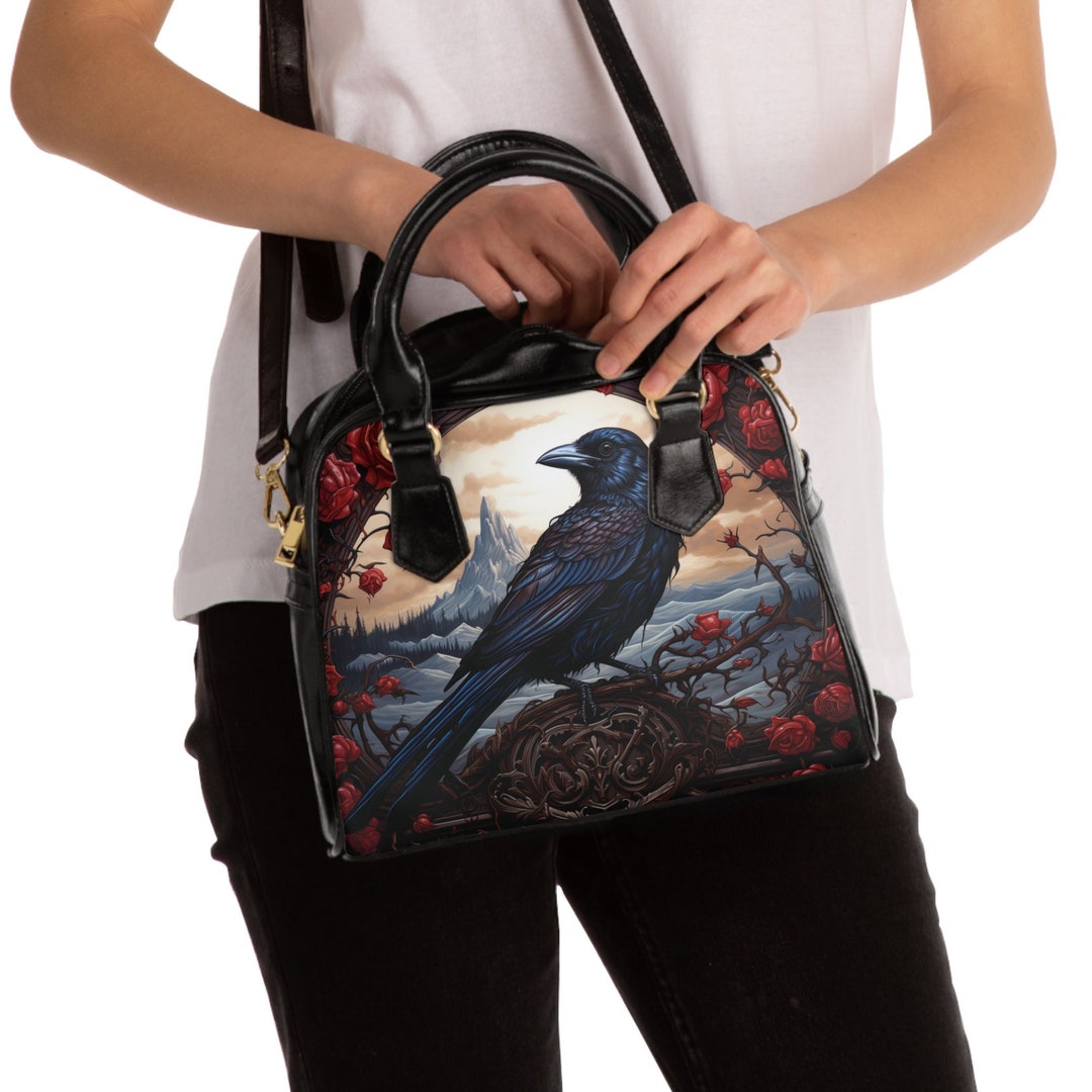 Borsa a spalla con uccello nero e rose rosse, estetica gotica