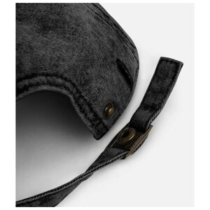 Pode incluir: Um bon&eacute; de beisebol de denim preto com uma correia ajust&aacute;vel preta e uma fivela de lat&atilde;o. O bon&eacute; tem um visual desgastado.