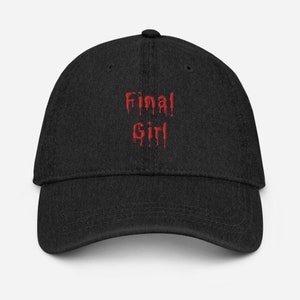 Könnte beinhalten: Schwarze Baseballkappe mit dem Text "Final Girl" in roten, tropfenden Buchstaben.