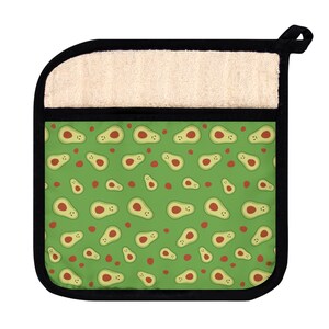 Può includere: Presa pentola verde con bordo nero e un motivo di metà avocado sorridenti su uno sfondo verde con punti rossi.