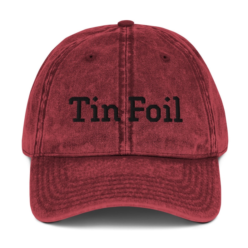 Pode incluir: Um bon&eacute; de beisebol vintage vermelho com o texto "Tin Foil" bordado em preto.