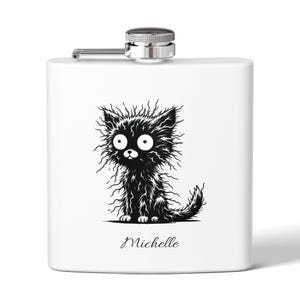 Op de afbeelding: Witte roestvrijstalen drinkfles met een zwart-witte cartoonillustratie van een kat met de naam "Michelle" onder de afbeelding.