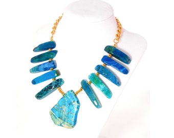 Collar llamativo con piedra de jaspe y ágata azul océano, bañado en oro