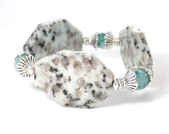 Pulsera elástica con cuentas gruesas y llamativas, bañada en plata, con piedra de ágata y jaspe azul grisáceo