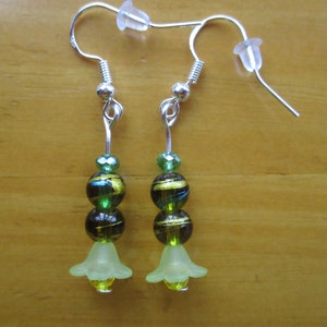 Flower earrings, green glass earrings, handcrafted earrings, 925 silver earrings, dangle drop earrings, handmade earrings, floral earrings.