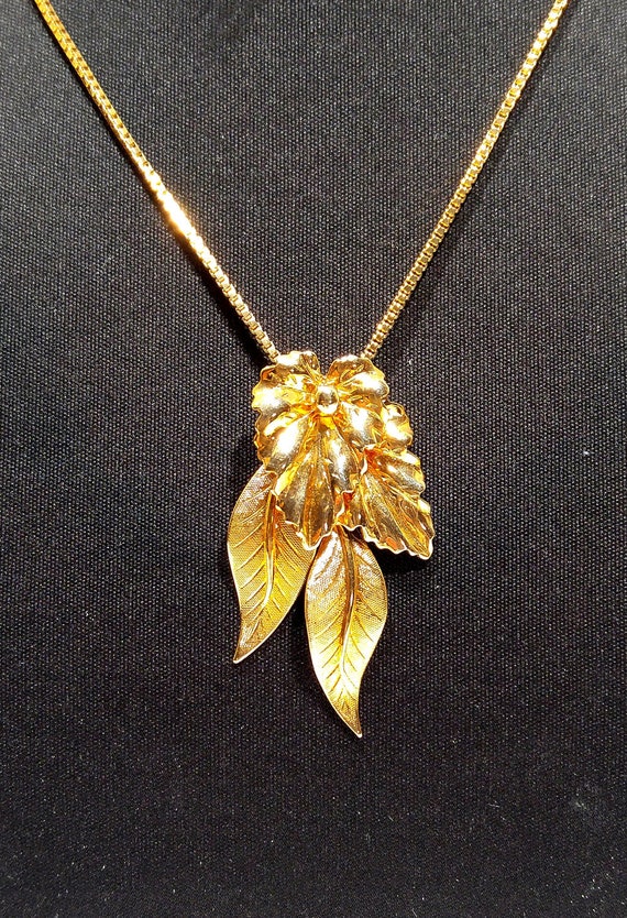 Vintage 3 Leaf Gold Pendant, 20k Gold Finish Lila… - image 1
