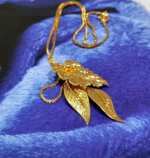 Vintage 3 Leaf Gold Pendant, 20k Gold Finish Lila… - image 7