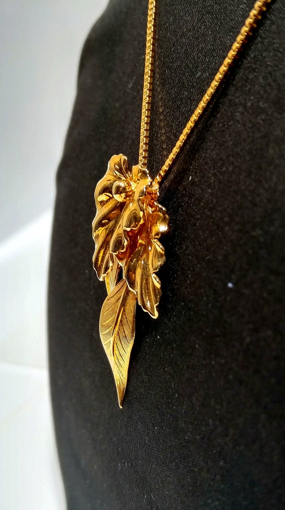 Vintage 3 Leaf Gold Pendant, 20k Gold Finish Lila… - image 3