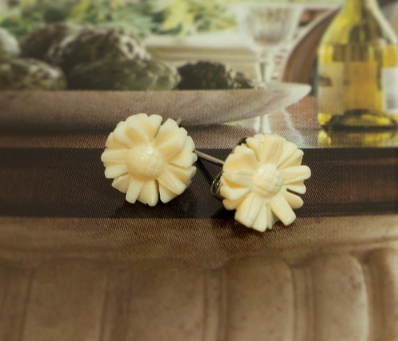 Eco Friendly Vintage Flower Earring Studs Cellulo… - image 5