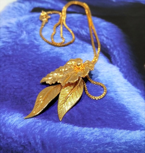 Vintage 3 Leaf Gold Pendant, 20k Gold Finish Lila… - image 5