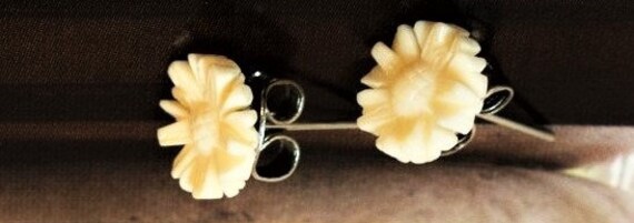 Eco Friendly Vintage Flower Earring Studs Cellulo… - image 4