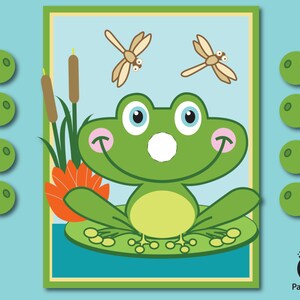 Könnte beinhalten: Ein grüner Frosch mit einem weißen Kreis auf der Nase sitzt auf einem grünen Seerosenblatt mit zwei braunen Schilfhalmen und zwei Libellen im Hintergrund.