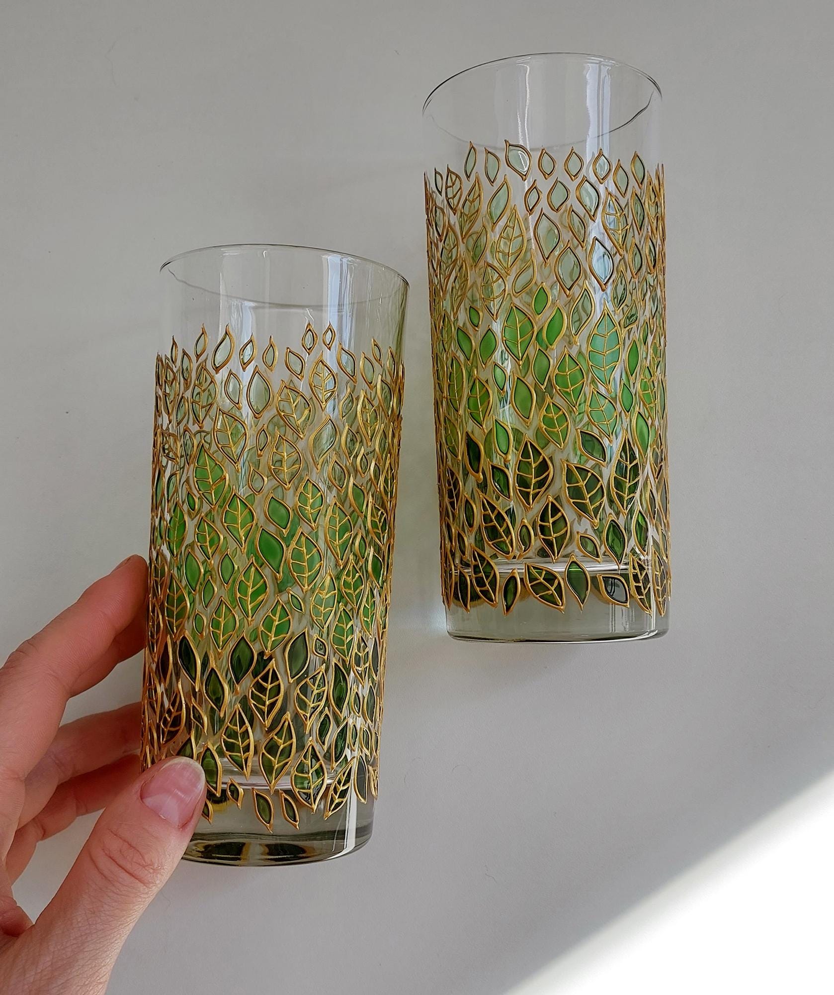 緑と金色の花柄ガラスグラスセット 緑の葉のガラス製タンブラー、花柄デザインの手描きストレートグラス