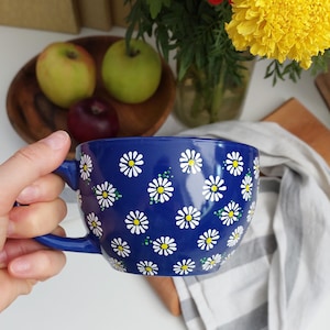 Hand-Painted Daisy Coffee Mug: Dark Blue Ceramic, Floral Pottery (17 oz)